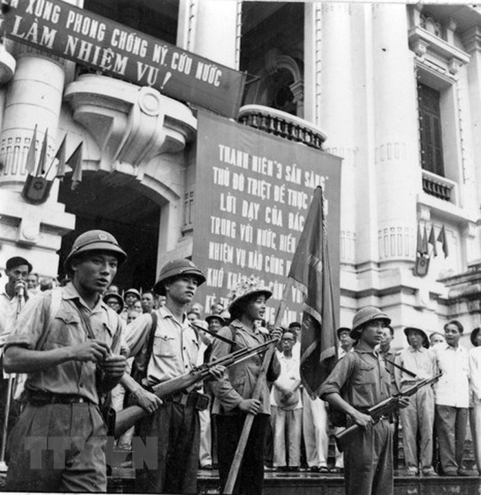 Acto de despedida en la Ópera de Hanoi dedicado a jóvenes que partieron de la capital rumbo al frente del sur durante la resistencia contra el imperialismo, el 11 de julio de 1969. (Foto: VNA)