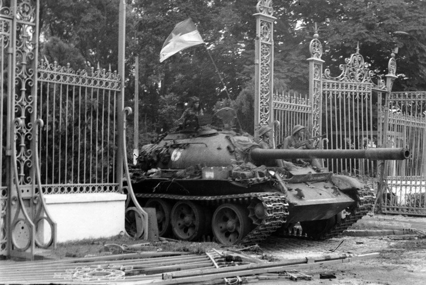 El ejército libertador entró en el Palacio de la Independencia, entonces sede del gobierno lacayo de Saigón, el 30 de abril de 1975, marcando el fin de la lucha contra el imperialismo estadounidense y abriendo el proceso de reunificación nacional. (Foto: VNA)