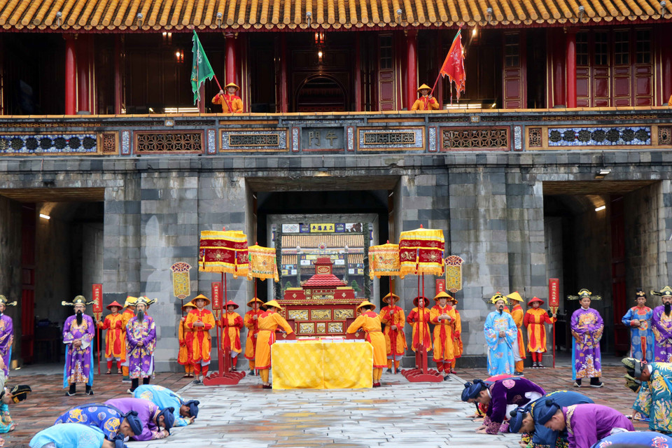 La ceremonia de Ban Soc (para distribuir calendarios para los mandarines reales durante la dinastía Nguyen) es recreada en la Ciudadela Imperial de la Puerta Ngo Mon de Hue por el Centro de Conservación de Monumentos de Hue en forma de representación teatral. El evento atrae a muchos lugareños y visitantes (Fuente: VNA)