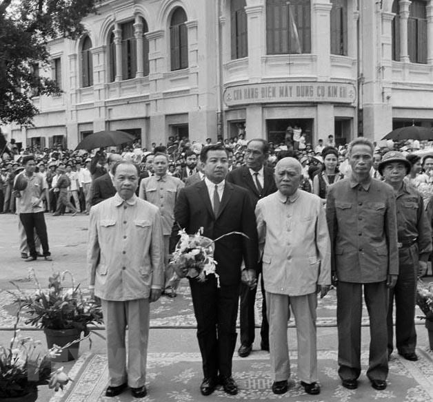 El presidente Ton Duc Thang, el titular de la Asamblea Nacional Truong Chinh, el primer ministro Pham Van Dong, y vicepremier y legendario general Vo Nguyen Giap, y el vicepremier Nguyen Duy Trinh recibieron a Samdech Norodom Sihanouk, presidente del Frente Unido Nacional de Camboya, quien realizó una visita oficial a Vietnam del 25 de mayo al 8 de junio de 1970. (Foto: VNA)