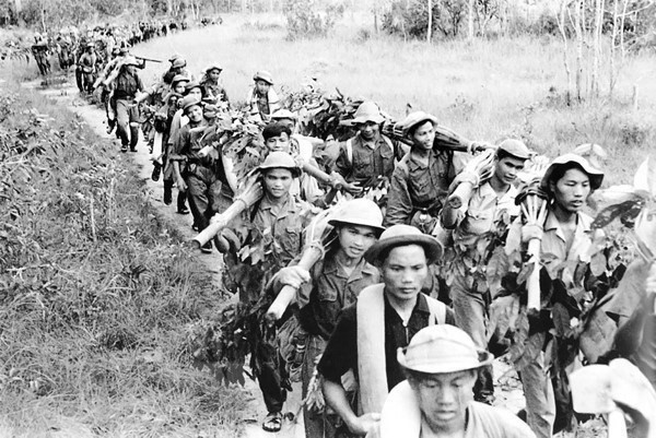 Una marcha del ejército libertador durante la Campaña de invierno-primavera de 1964-1965. (Foto: VNA)