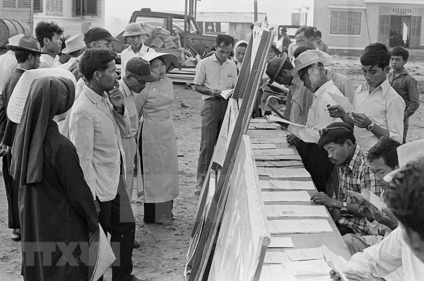 Electores en la provincia de Ninh Thuan asistieron a las elecciones parlamentarias, el 25 de abril de 1976. (Foto: VNA)