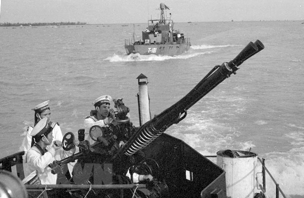 El 2 y 5 de agosto de 1964, la Armada Popular de Vietnam enfrentó, durante su primera batalla, a fuerzas navales y aéreas de Estados Unidos y logró expulsar el destructor USS Maddox de las aguas nacionales, al tiempo que derribó ocho aviones. Ese hecho patentiza la determinación de luchar y lograr la victoria de la armada vietnamita. (Foto: VNA)