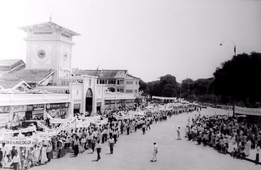Obreros y pobladores en Sai Gon-Cho Lon (ahora Ciudad Ho Chi Minh) marcharon contra la invasión de Estados Unidos, en 1964. (Foto: VNA)