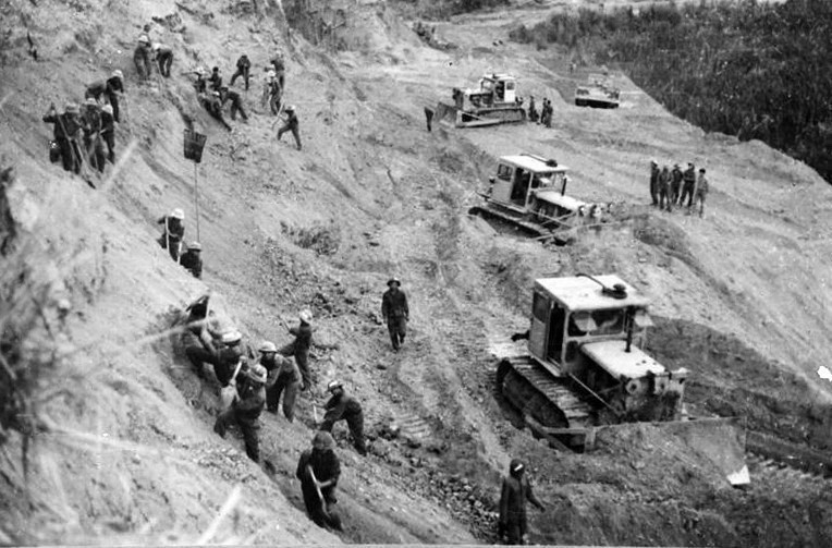 Durante 16 años, desde 1959 hasta 1975, soldados, guerrilleros y jóvenes voluntarios de Vietnam construyeron, repararon y protegieron la legendaria ruta de Ho Chi Minh, la arteria vertebral para el tránsito de combatientes, armas y municiones, medicamentos y otros artículos de necesidad desde la retaguardia del norte hasta el frente del sur. Esta vía desempeña un papel crucial en la victoria de la Campaña Ho Chi Minh en 1975, que liberó el Sur y dio paso a la reunificación del país. (Foto: VNA)
