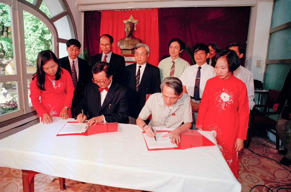 El exdirector general de la VNA, Do Phuong, y el presidente y también director general del grupo tailandés The Nation Group firmaron en 1994 acuerdo de cooperación en información (Fuente: VNA)