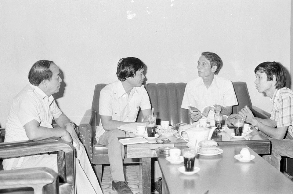 El exdirector general de la VNA, Do Phuong, recibió, durante el período de desempeñar el cargo de vicedirector general, al reportero Aztuzo Chang, representante de Prensa Latina en 1986 (Fuente: VNA) 
