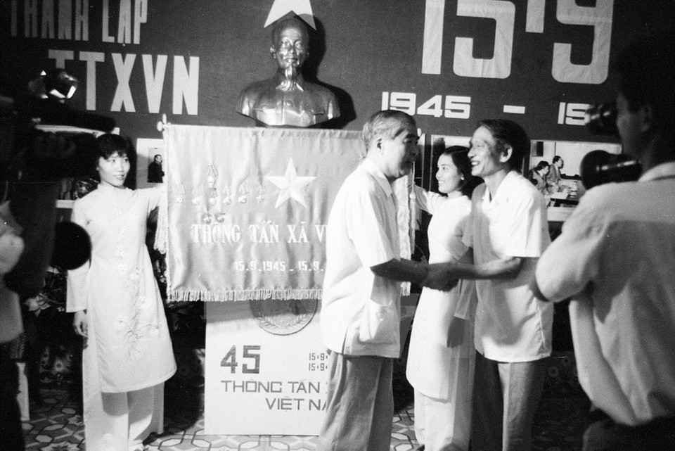 El exdirector general de la VNA, Do Phuong, recibió la orden de Ho Chi Minh condecorada a la VNA por el Partido Comunista y el Estado en ocasión del aniversario 45 de la fundación de la agencia (Fuente: VNA) 