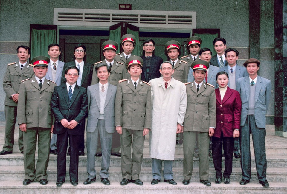 El exdirector general de la VNA, Do Phuong, en el encuentro con representantes del Comando de la división 304 en 1994 (Fuente: VNA)