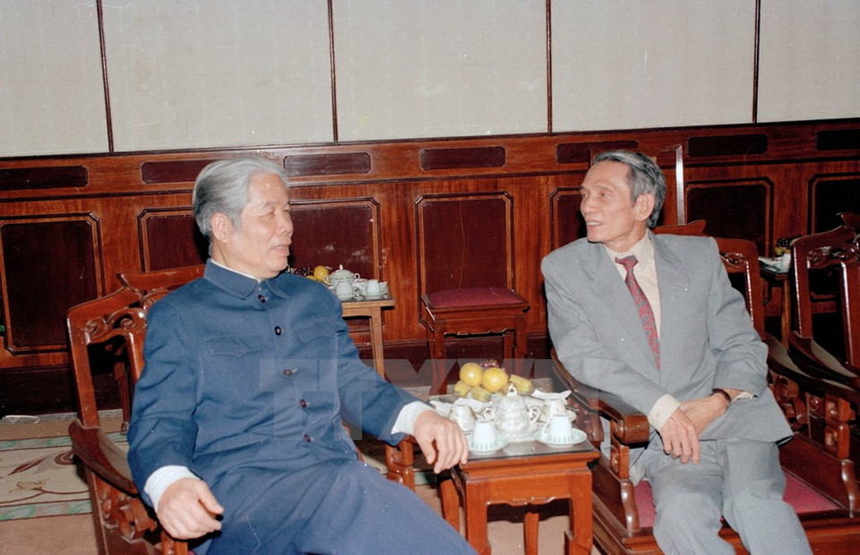 El exdirector general de la VNA, Do Phuong, recibió al entonces secretario general del Partido Comunista de Vietnam, Do Muoi (Fuente: VNA) 