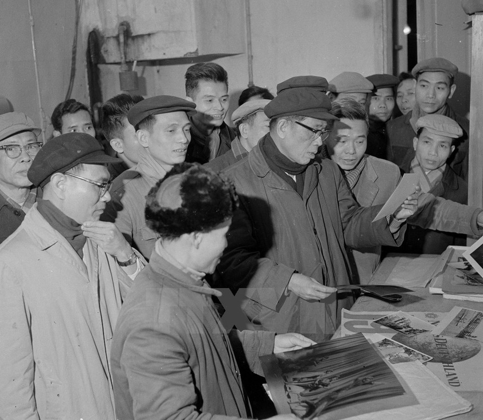 El compañero Do Phuong y reporteros y editores de la VNA en la recepción en febrero de 1967 al entonces secretario general del Partido Comunista de Vietnam, Le Duan (Fuente: VNA)