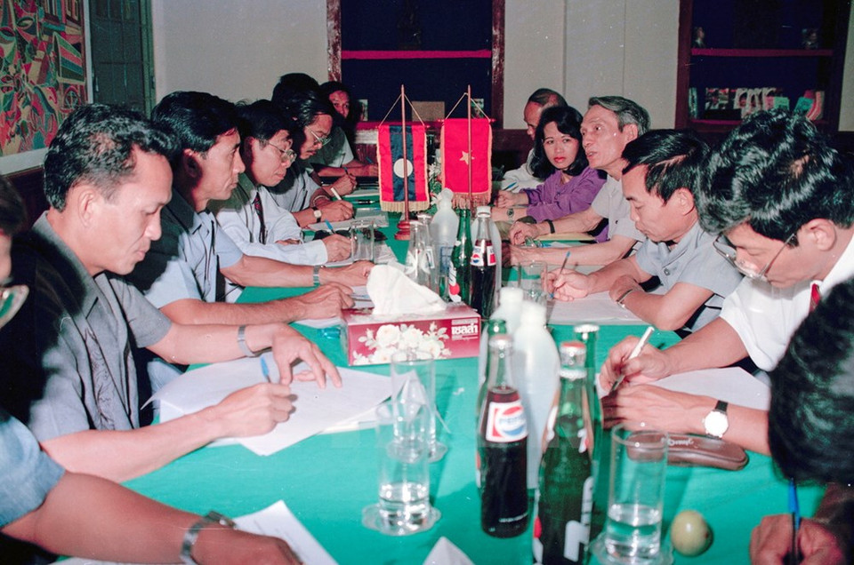 El exdirector general de la VNA, Do Phuong, sostuvo conversaciones con representantes de la Agencia laosiana de Noticias en 1994 (Fuente: VNA)