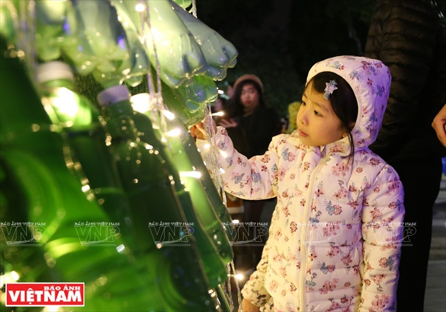 Una niña debajo del árbol (Fuente:VNA)