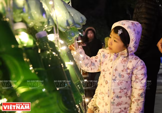 Una niña debajo del árbol (Fuente:VNA)