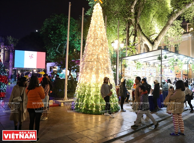 Árbol de Navidad hecho con botellas de plástico (Fuente:VNA)