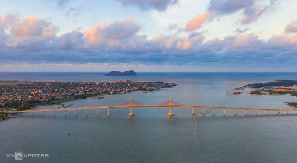 El puente Cua Hoi, también conocido como puente Ben Thuy 3, tiene más de 1,7 kilómetros de largo, es el tercer puente que cruza el río Lam y conecta las provincias de Ha Tinh y Nghe An (Fuente: Vnexpress.net)