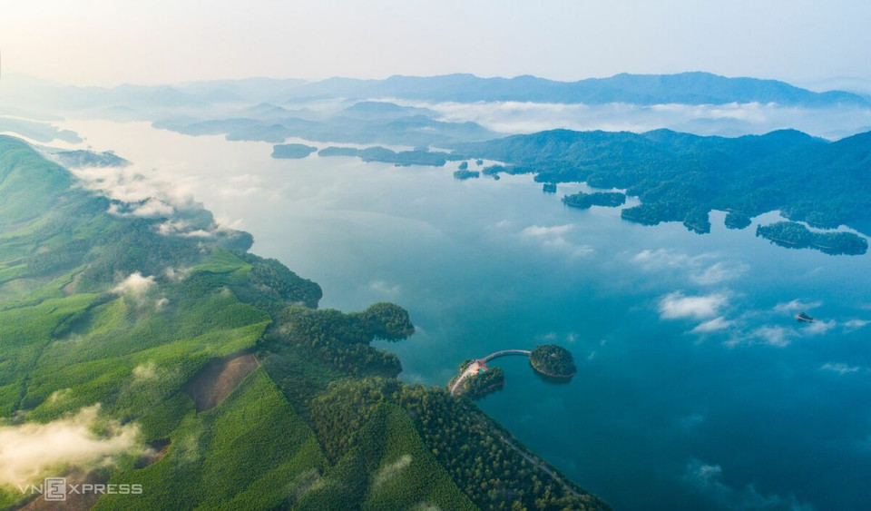 El lago Ke Go constituye una obra artificial famosa diseñada por un arquitecto francés con casi 30 kilómetros de largo y una capacidad de más de 300 millones de metros cúbicos de agua en la comuna de Cam My del distrito de Cam Xuyen (Fuente: Vnexpress.net)