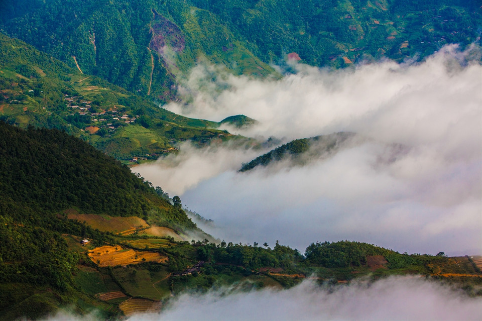 La aldea de la etnia minoritaria Mong vista desde la mitad del paso de montaña de Khau Pha (Fuente: Revista Ilustrada de Vietnam)