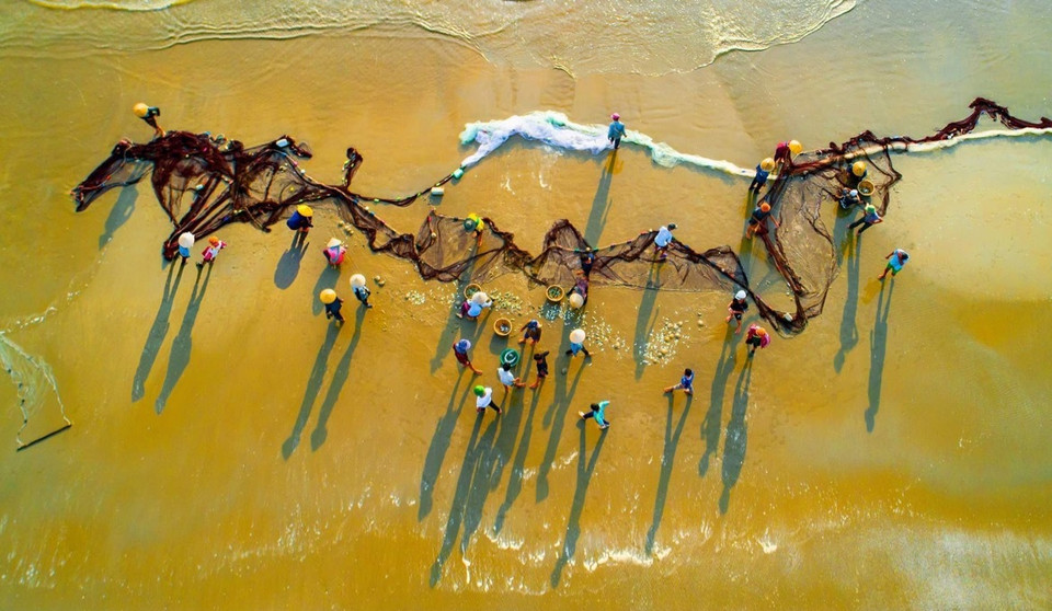 La escena de los pescadores en la playa Loc Ha (Fuente: Vnexpress.net)