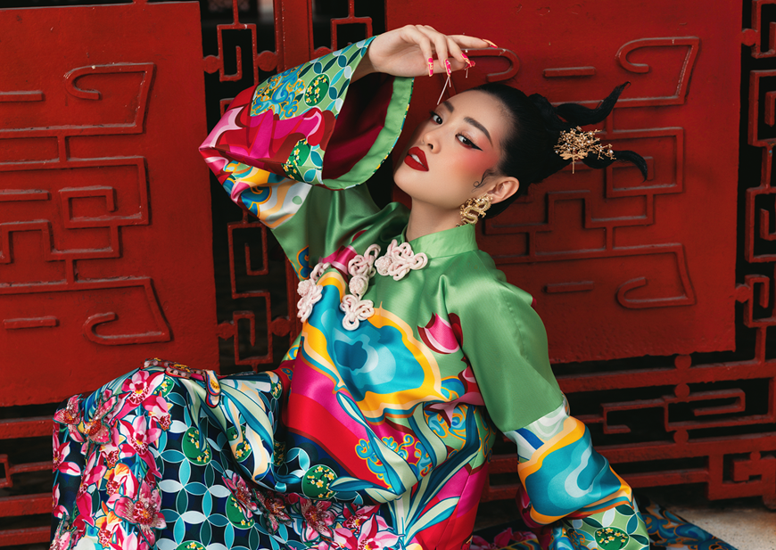 Khanh Van eligió poses simples, mostrando la imagen clásica y elegante de las mujeres vietnamitas (Fuente: VNA)