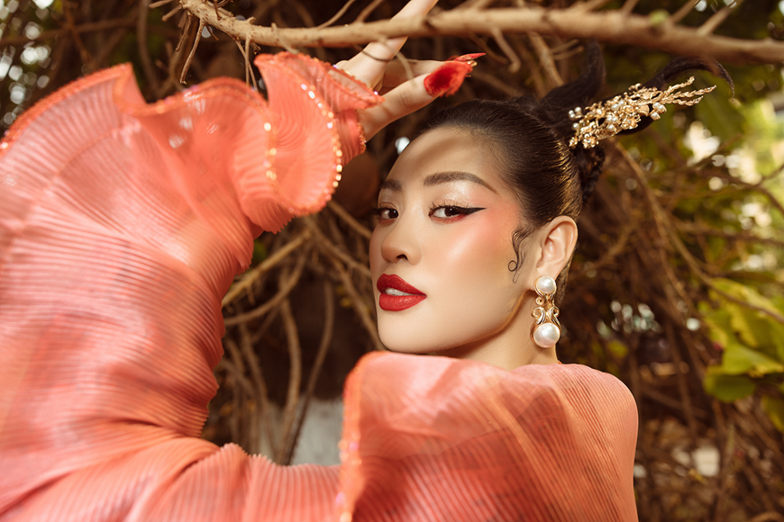 Miss Khanh Van se muestra misteriosamente hermosa en estas fotos (Fuente: VNA)