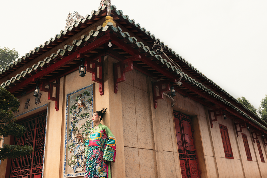 Inspirándose en los brillantes y coloridos primeros días del año, Miss Khanh Van posó en una serie de fotografías con los diseños de la estilista Thuy Nguyen, con dos conceptos artísticos imbuidos de la atmósfera primaveral (Fuente: VNA)