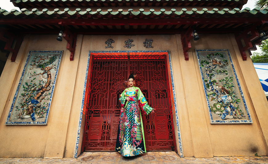 En los primeros días del Año del Tigre, la Miss Khanh Van presumió su belleza en un innovador Ao Dai (Fuente: VNA)