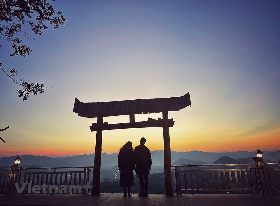 Para las parejas será un recuerdo inolvidable al tomarse de la mano y ver el hermoso paisaje de montaña al atardecer en la meseta de Moc Chau en la provincia norteña de Son La. Se trata de un destino atractivo gracias a sus impresionantes valles embellecidos por las flores durante todo el año. El lugar se ha convertido en un sitio de check-in muy conocido que atrae a los visitantes de todos los lugares del país. Con cuatro horas de viaje de Hanoi a Moc Chau, los turistas podrán llegar al lugar con facilidad. Moc Chau no solo es conocido por su vasta plantación de ciruela, sino también por sus inmensas colinas de té. (Fuente: Vietnamplus+)