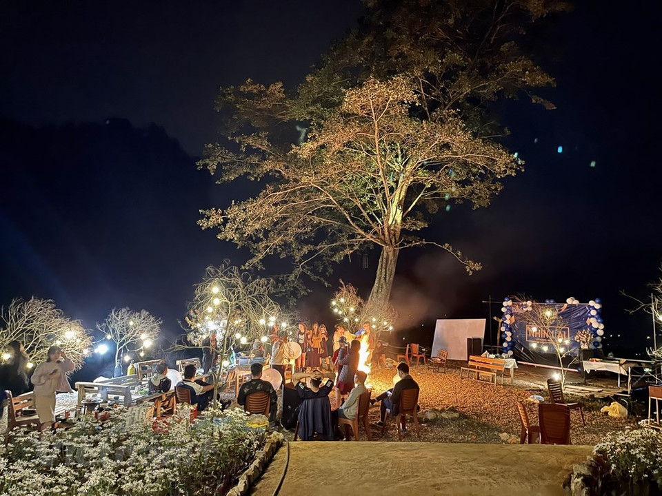 Los hermosos momentos al final del día en la meseta de Moc Chau de la provincia norteña de Son La. Se trata de un destino favorito de los turistas nacionales y foráneos, sobre todo de los jóvenes a quienes les encanta tomarse fotos. Moc Chau atrae a los visitantes por la belleza de los paisajes naturales majestuosos y pintorescos, las colinas de té verde, valles y carreteras embellecidos por las flores durante todo el año. Cada estación del año se viste de una belleza natural diferente, poética y llena de vida. Desde mayo hasta agosto, Moc Chau se engalana con un abrigo blanco de flores de ciruelo. Estos regalos de la naturaleza se comparan con la belleza viva y sencilla de las muchachas Thai que atrae la atención de los visitantes en la tierra alta (Fuente: Vietnam+)