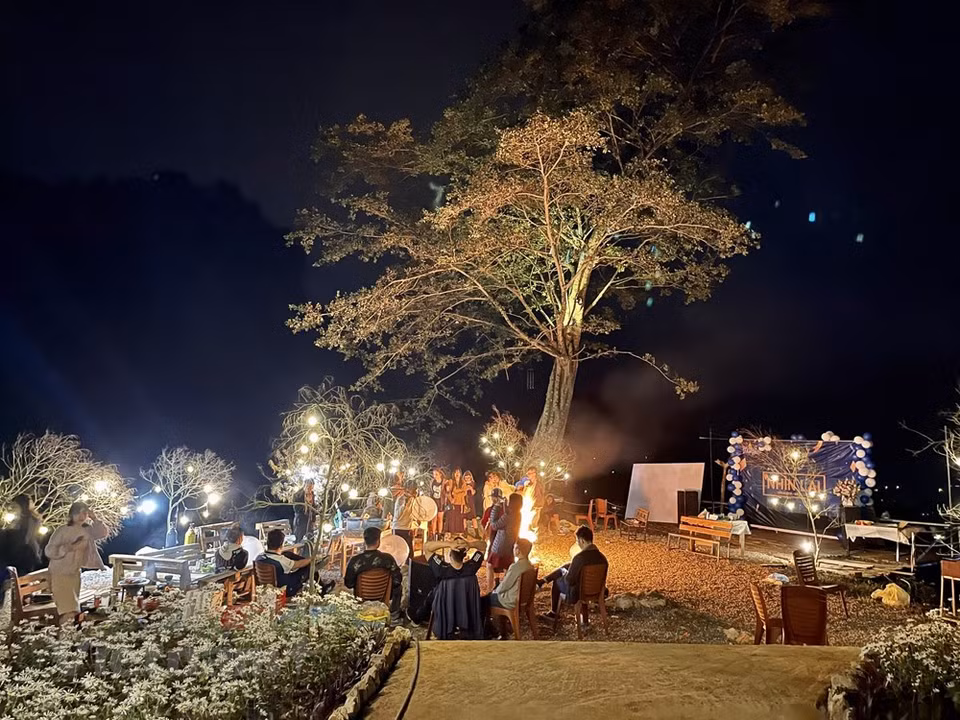 Los hermosos momentos al final del día en la meseta de Moc Chau de la provincia norteña de Son La. Se trata de un destino favorito de los turistas nacionales y foráneos, sobre todo de los jóvenes a quienes les encanta tomarse fotos. Moc Chau atrae a los visitantes por la belleza de los paisajes naturales majestuosos y pintorescos, las colinas de té verde, valles y carreteras embellecidos por las flores durante todo el año. Cada estación del año se viste de una belleza natural diferente, poética y llena de vida. Desde mayo hasta agosto, Moc Chau se engalana con un abrigo blanco de flores de ciruelo. Estos regalos de la naturaleza se comparan con la belleza viva y sencilla de las muchachas Thai que atrae la atención de los visitantes en la tierra alta (Fuente: Vietnam+)