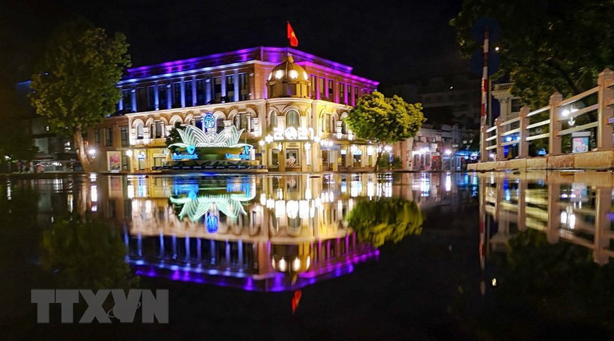 Estampa nocturna de la Bolsa de Valores de Hanoi (Fuente: VNA)