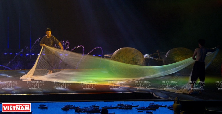 Herramientas tradicionales de los pescadores vietnamitas se rehabilitan en el escenario (Foto: Revista Ilustrada de Vietnam)