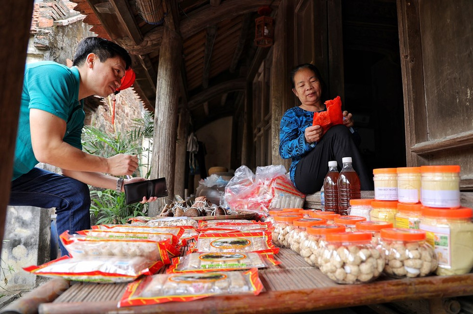 Al llegar a la aldea antigua de Duong Lam, los visitantes no solo pueden disfrutar de la atmosfera de la ruralidad, sino que también tienen oportunidades de gozar de las comidas típicas locales. El dulce con cacahuetes constituye una de las especialidades tradicionales en Duong Lam. Con la oportunidad de degustar esos distintos platos de Duong Lam, los turistas se olvidarán de la vida cotidiana bulliciosa para vivir imbuidos en un espacio idéntico de la llanura norteña de Vietnam. Con las particularidades culturales, un paisaje tranquilo y una arquitectura típica de un área rural en el delta del río Rojo, Duong Lam se ha convertido durante mucho tiempo en un destino turístico favorito en la capital. Cada año recibe a unos 130 mil visitantes, de ellos siete mil extranjeros. (Foto: Vietnam+)
