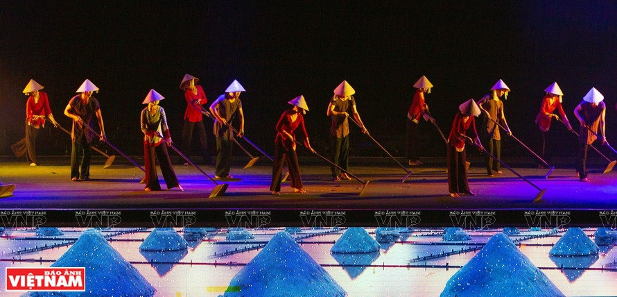 El trabajo salinero se rehabilita en el escenario. (Foto: Revista Ilustrada de Vietnam)