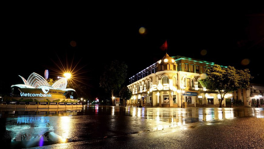 Una esquina de la Plaza de la Revolución de Agosto en la noche (Fuente: VNA)