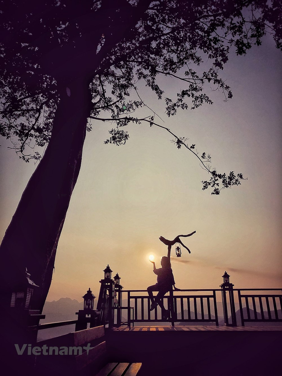 Ubicada a mil 50 metros sobre el nivel del mar con un clima semimoderado, la meseta Moc Chau es un destino ideal para los turistas con diversos servicios recreativos, entre ellos el descubrimiento de la naturaleza para disfrutar la belleza de la denominada: “tierra de las flores”. A finales del otoño, los valles en la altiplanicie de Moc Chau se ven más hermosos con la pradera de flores de rabaniza blanca que se parece a las franjas del delantal suave que rodean el pie de las montañas. La belleza natural obsequia a los seres humanos regalos originales y especiales, entre ellos, la meseta de Moc Chau. Si visitan esta altiplanicie al menos una vez, los turistas nunca podrán olvidar la belleza impresionante de las praderas en esta tierra alta. (Fuente: Vietnam+)