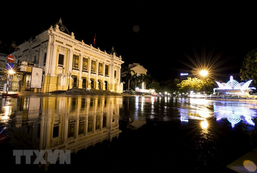  La Plaza de la Revolución de Agosto en la noche (Fuente: VNA)