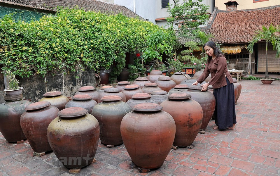 Los pobladores de la aldea antigua de Duong Lam producen salsa de soja según los métodos tradicionales locales. Se trata de una de las especialidades típicas de este destino. A 50 kilómetros al noroeste de Hanoi, Duong Lam constituye la imagen más representativa de las aldeas antiguas del país. Actualmente, en este pueblo quedan cientos de viviendas construidas desde el siglo XVII y la más antigua data incluso de 400 años atrás. Desde que fue reconocida como patrimonio nacional, Duong Lam devino un destino turístico atractivo para numerosos visitantes nacionales y extranjeros. Al quedarse aquí, los vacacionistas tienen oportunidades de recorrer las reliquias históricas y degustar distintos platos tradicionales locales. (Foto: Vietnam+)