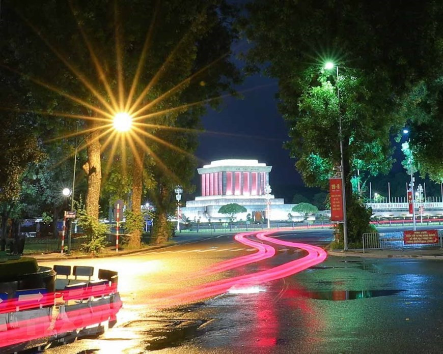 El Mausoleo del Presidente Ho Chi Minh en la noche otoñal (Fuente: VNA)