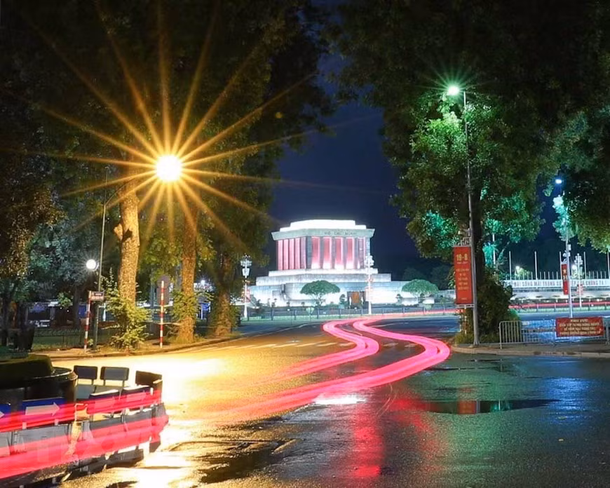 El Mausoleo del Presidente Ho Chi Minh en la noche otoñal (Fuente: VNA)