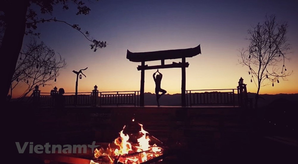 La meseta de Moc Chau en la región noroeste de Vietnam atrae a numerosos visitantes por su clima templado, aire fresco y espléndida naturaleza. Es bella tanto en verano como en invierno y tanto en los días soleados como en los nublados. Al venir allí, los visitantes se quedan impresionados por el hermoso paisaje panorámico de las montañas. También tienen oportunidades de admirar la belleza de los campos en terrazas de arroz doradas, valles con flores parecidas a la nieve, carreteras con flores de color blanco puro por encima y césped verde, además de participar en los festivales culturales tradicionales de los pobladores de la etnia minoritaria Thai, Muong y otras (Fuente: Vietnam+)