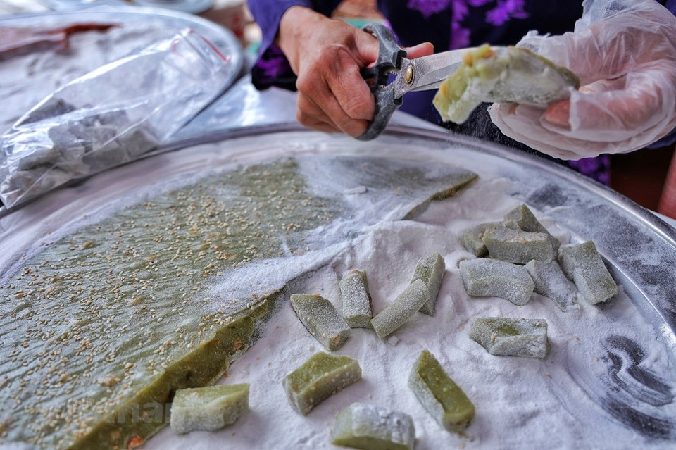 Además de la salsa de soja y el dulce con cacahuetes, ¨Che Lam¨, que es un tipo de tortita tradicional hecha con arroz glutinoso, jengibre, malta y cacahuete, también figura entre las especialidades típicas en la aldea antigua de Duong Lam en el distrito de Son Tay de Hanoi. Con la oportunidad de degustar distintos platos tradicionales de Duong Lam, los turistas se olvidarán de la vida cotidiana bulliciosa para vivir imbuidos en un espacio idéntico de la llanura norteña de Vietnam. Al quedarse aquí, los vacacionistas tienen más tiempo para recorrer las reliquias históricas, experimentar las labores de labranza de los campesinos locales y la preparación de dulces de sabor distintivo, así como disfrutar de actuaciones artísticas genuinas de este lugar. (Foto: Vietnam+)