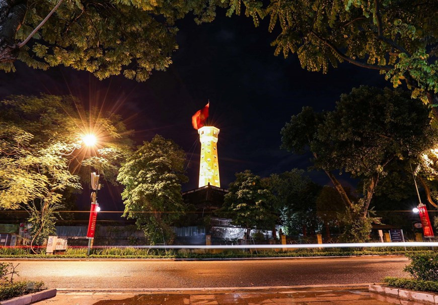 Asta de la bandera nacional en Hanoi en los días de agosto (Fuente: VNA)