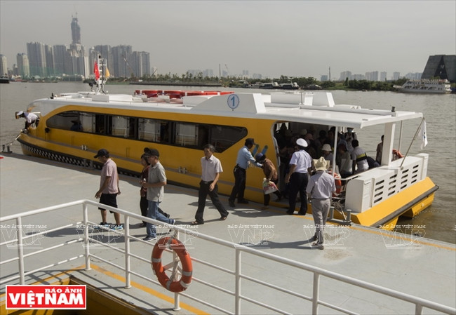 El servicio ofrece a los pasajeros un viaje de aire fresco a lo largo del río Saigón.(Fuente: VNA)
