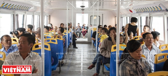 El autobús fluvial puede acomodar 80 pasajeros.(Fuente: VNA)