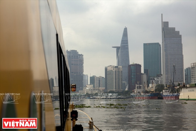 Desde el autobús fluvial, los pasajeros pueden ver la arquitectura de la ciudad de Ho Chi Minh, como la torre Bitexco… (Fuente: VNA)