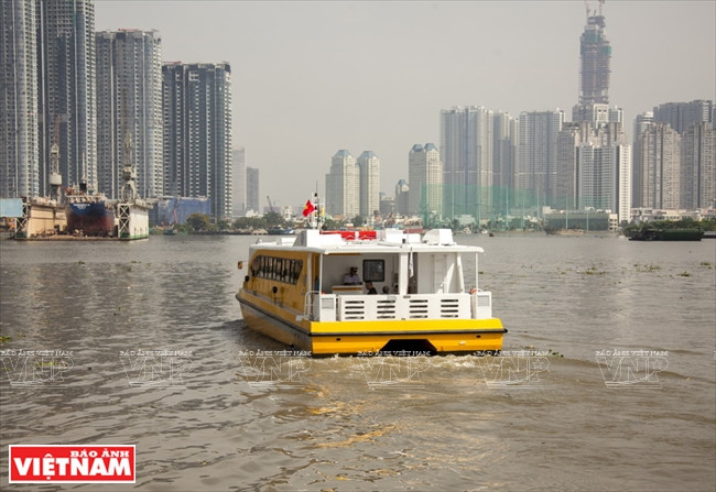 El autobús se destaca por su color amarillo. (Fuente: VNA)