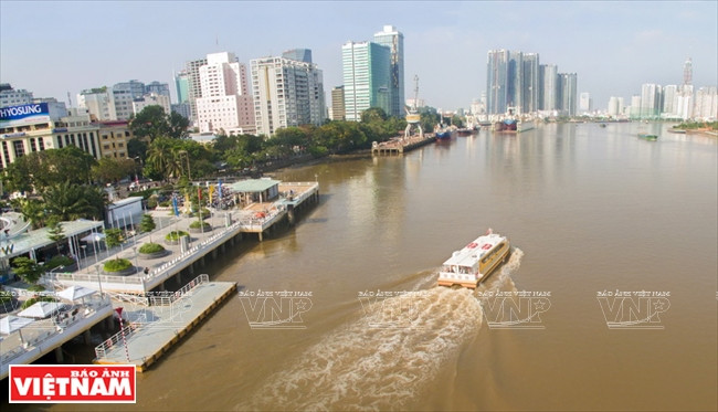 Salida de autobús fluvial desde el muelle Bach Dang.(Fuente: VNA)
