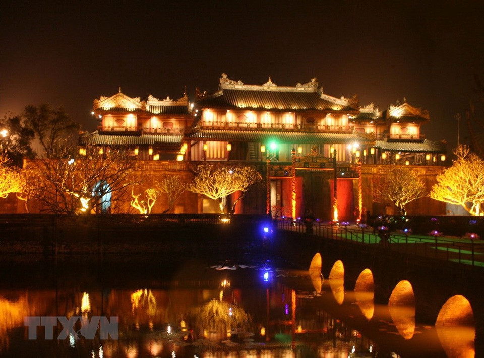 Ciudad imperial de Hue brila por la noche (Fuente: VNA) 