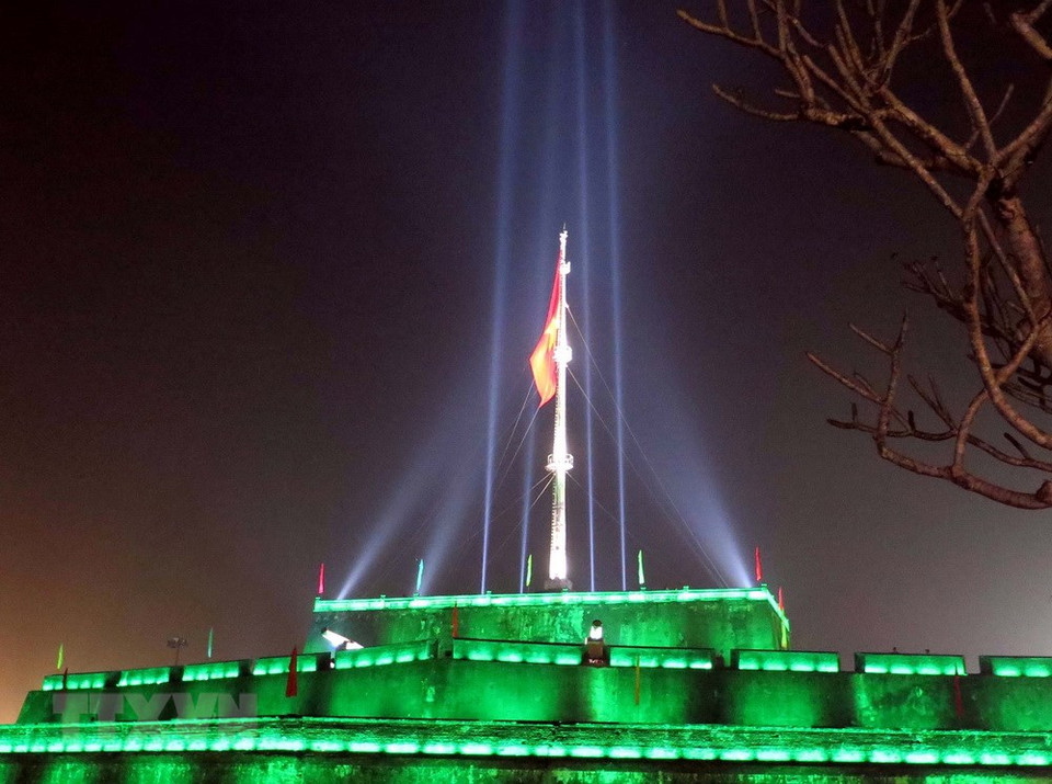 El asta de la bandera nacional en la ciudad imperial de Hue (Fuente: VNA)